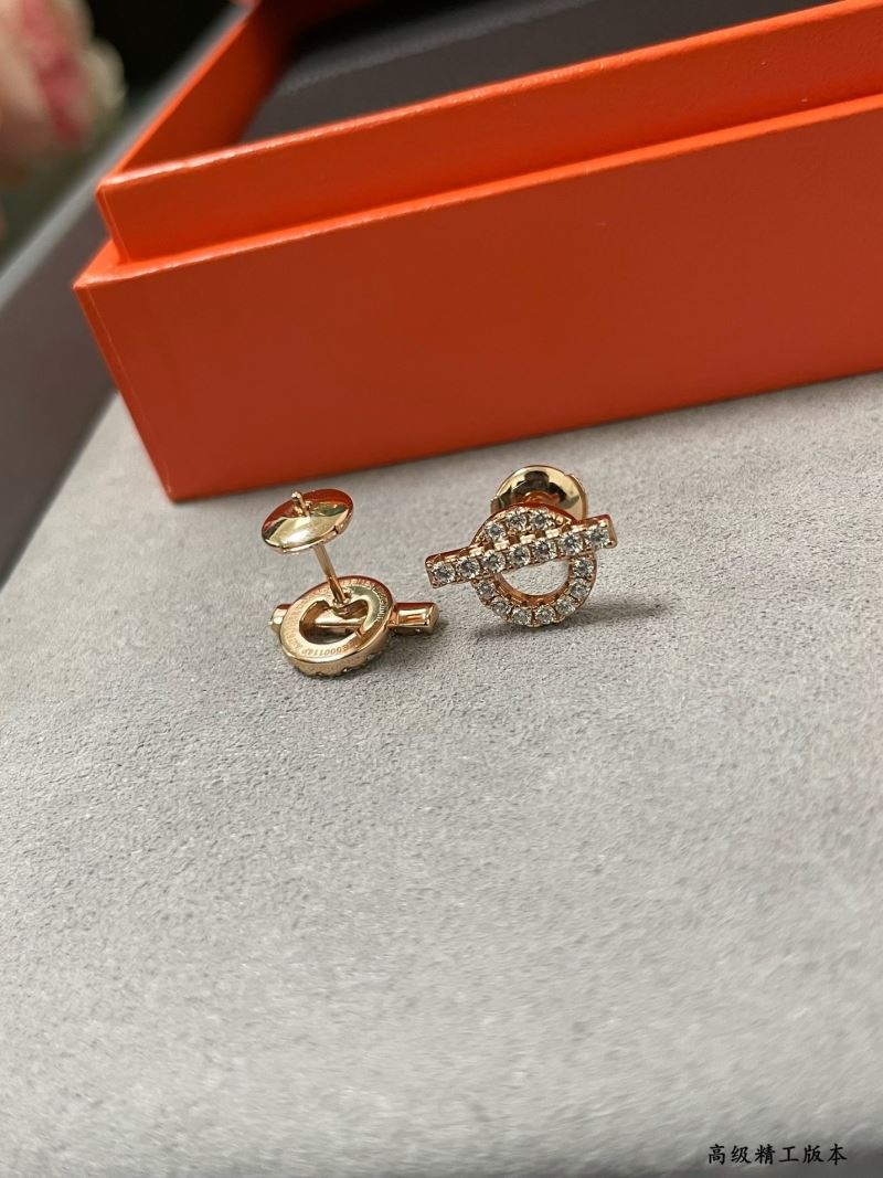 H**me5 earrings